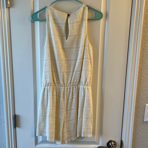 Cream lace romper - Picture 2 of 3